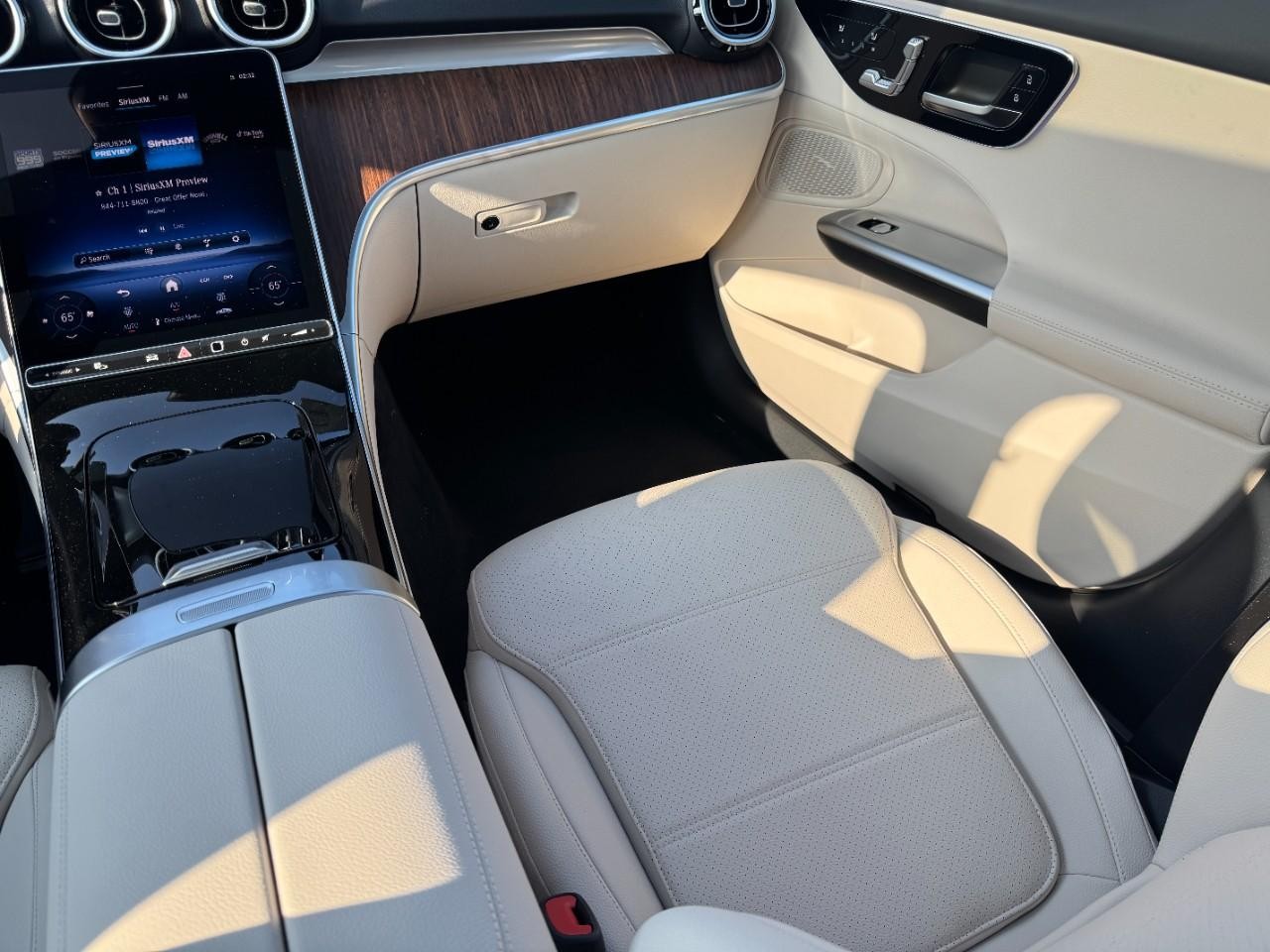 Mercedes-Benz C-Class Vehicle Full-screen Gallery Image 18