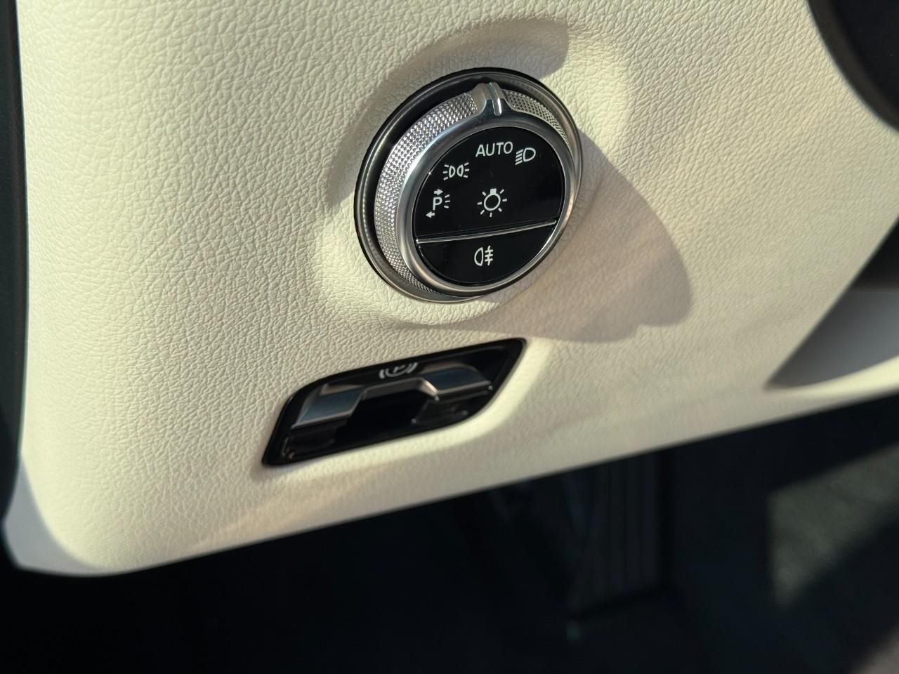 Mercedes-Benz C-Class Vehicle Full-screen Gallery Image 20