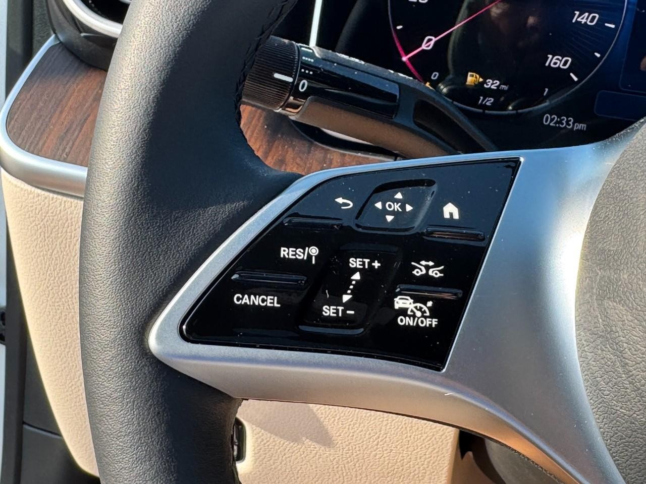 Mercedes-Benz C-Class Vehicle Full-screen Gallery Image 21