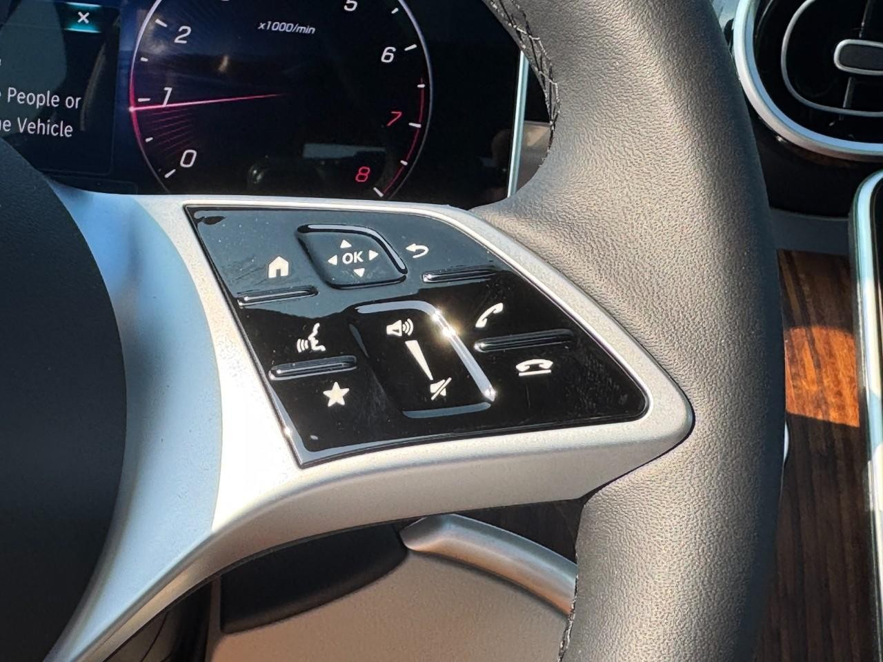 Mercedes-Benz C-Class Vehicle Full-screen Gallery Image 22