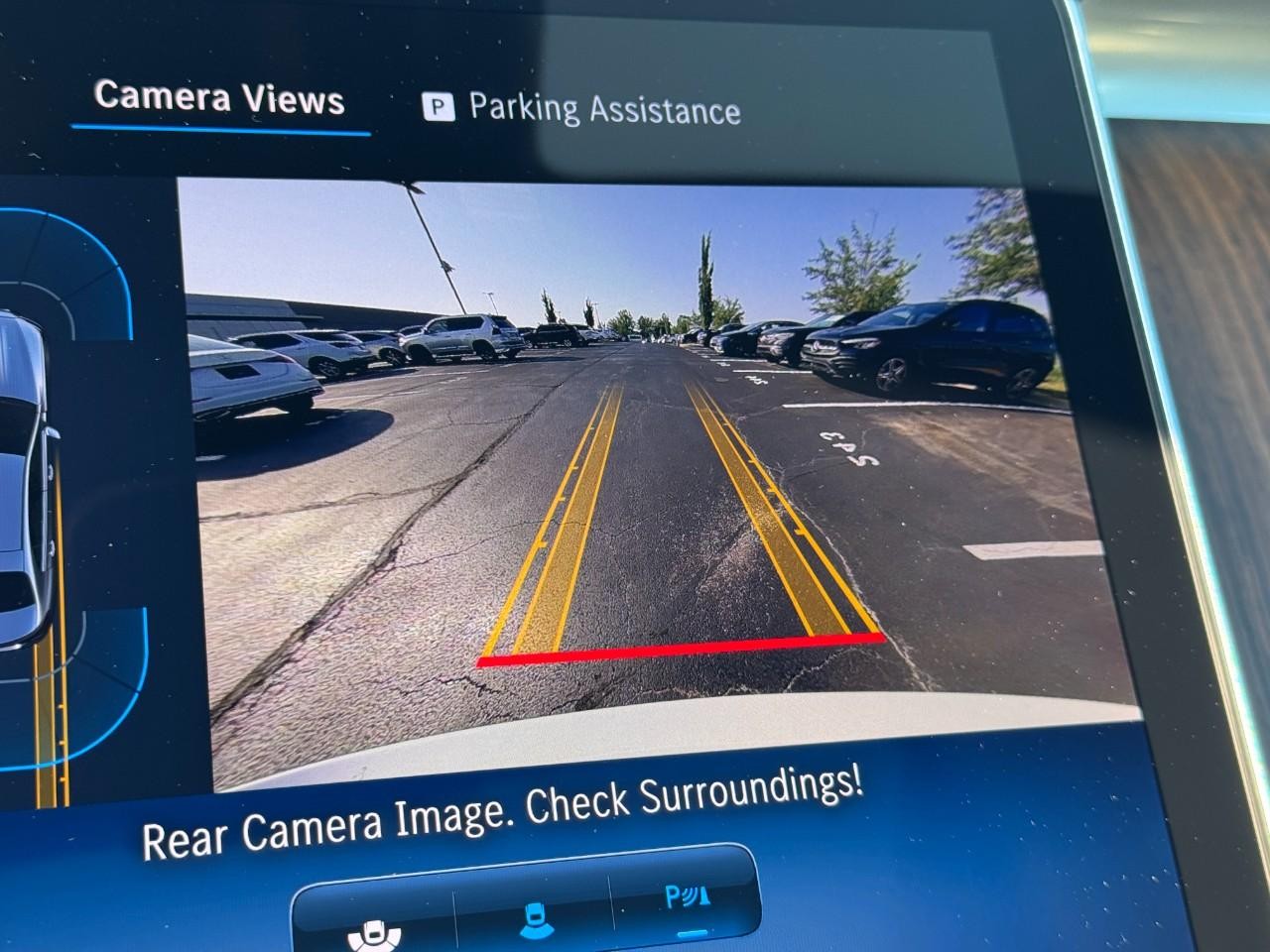 Mercedes-Benz C-Class Vehicle Full-screen Gallery Image 24