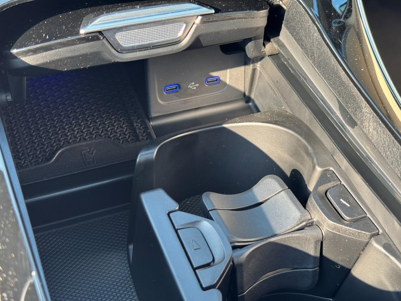 Mercedes-Benz C-Class Vehicle Full-screen Gallery Image 25