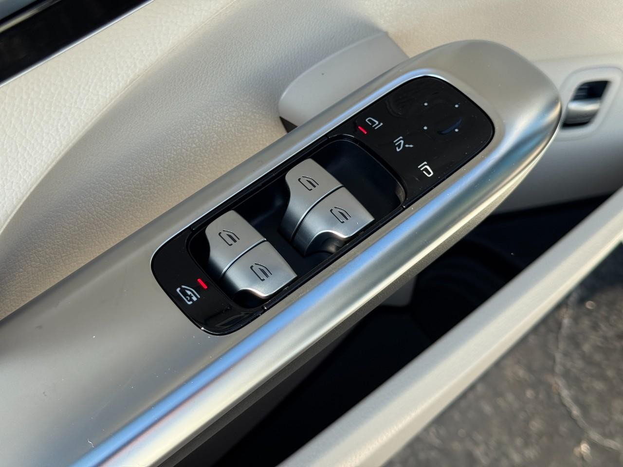 Mercedes-Benz C-Class Vehicle Full-screen Gallery Image 27