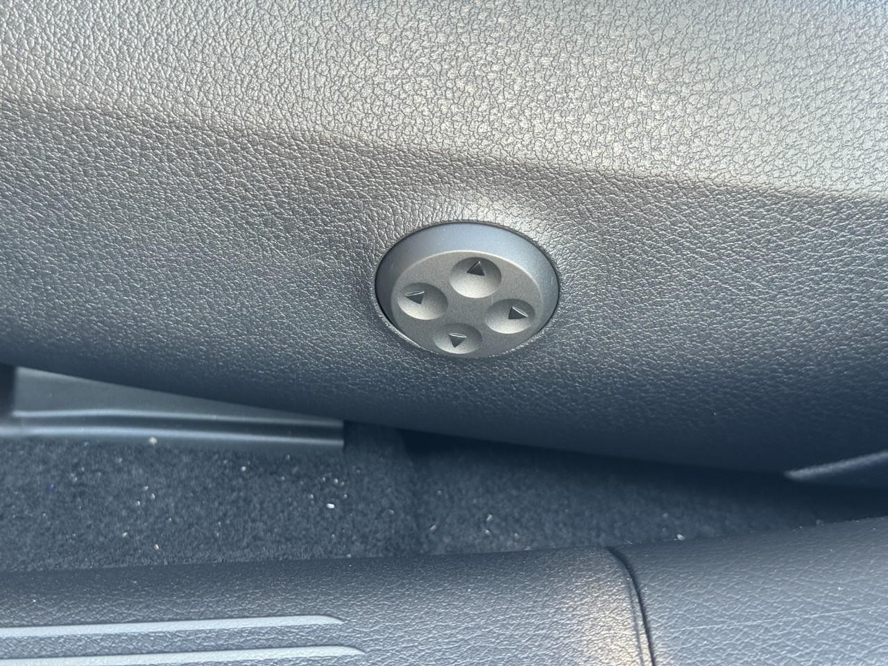 Mercedes-Benz C-Class Vehicle Full-screen Gallery Image 29