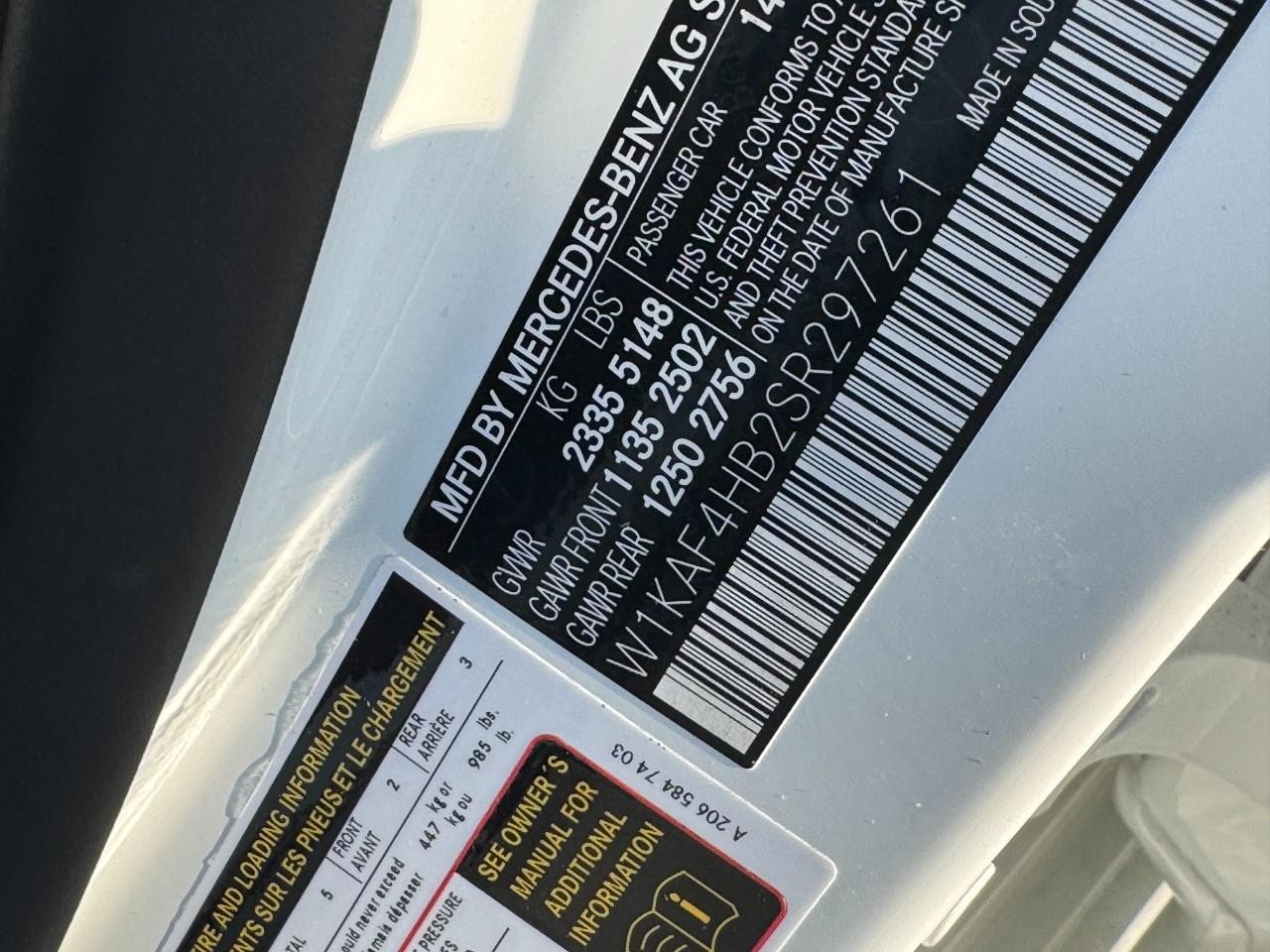 Mercedes-Benz C-Class Vehicle Full-screen Gallery Image 31