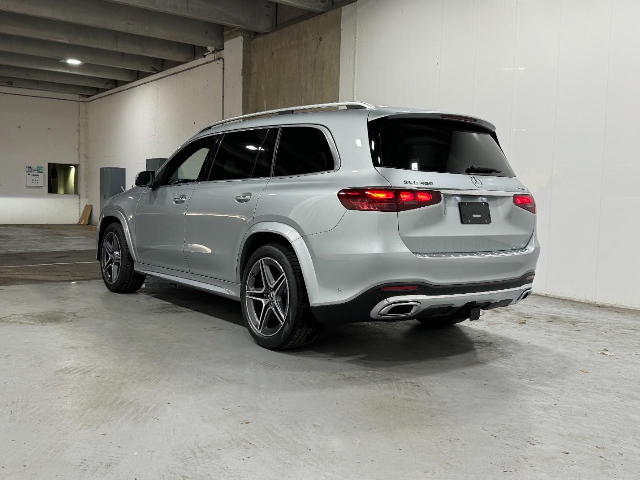 Mercedes-Benz GLS Vehicle Full-screen Gallery Image 3