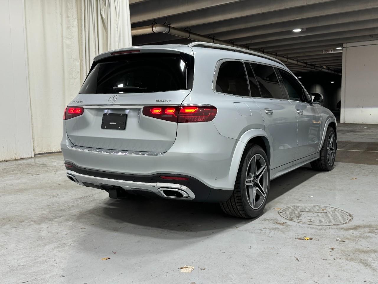 Mercedes-Benz GLS Vehicle Full-screen Gallery Image 4