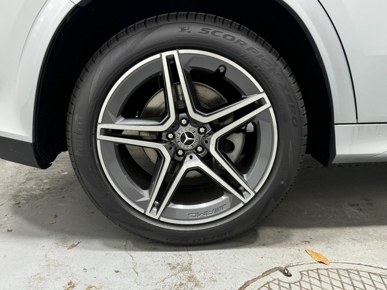 Mercedes-Benz GLS Vehicle Full-screen Gallery Image 5