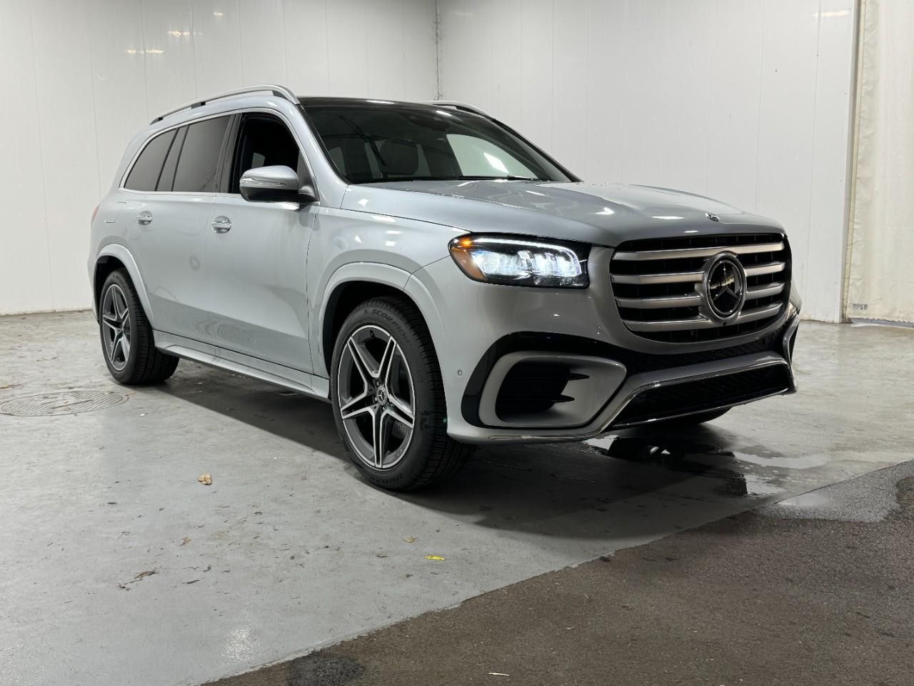 Mercedes-Benz GLS Vehicle Full-screen Gallery Image 6