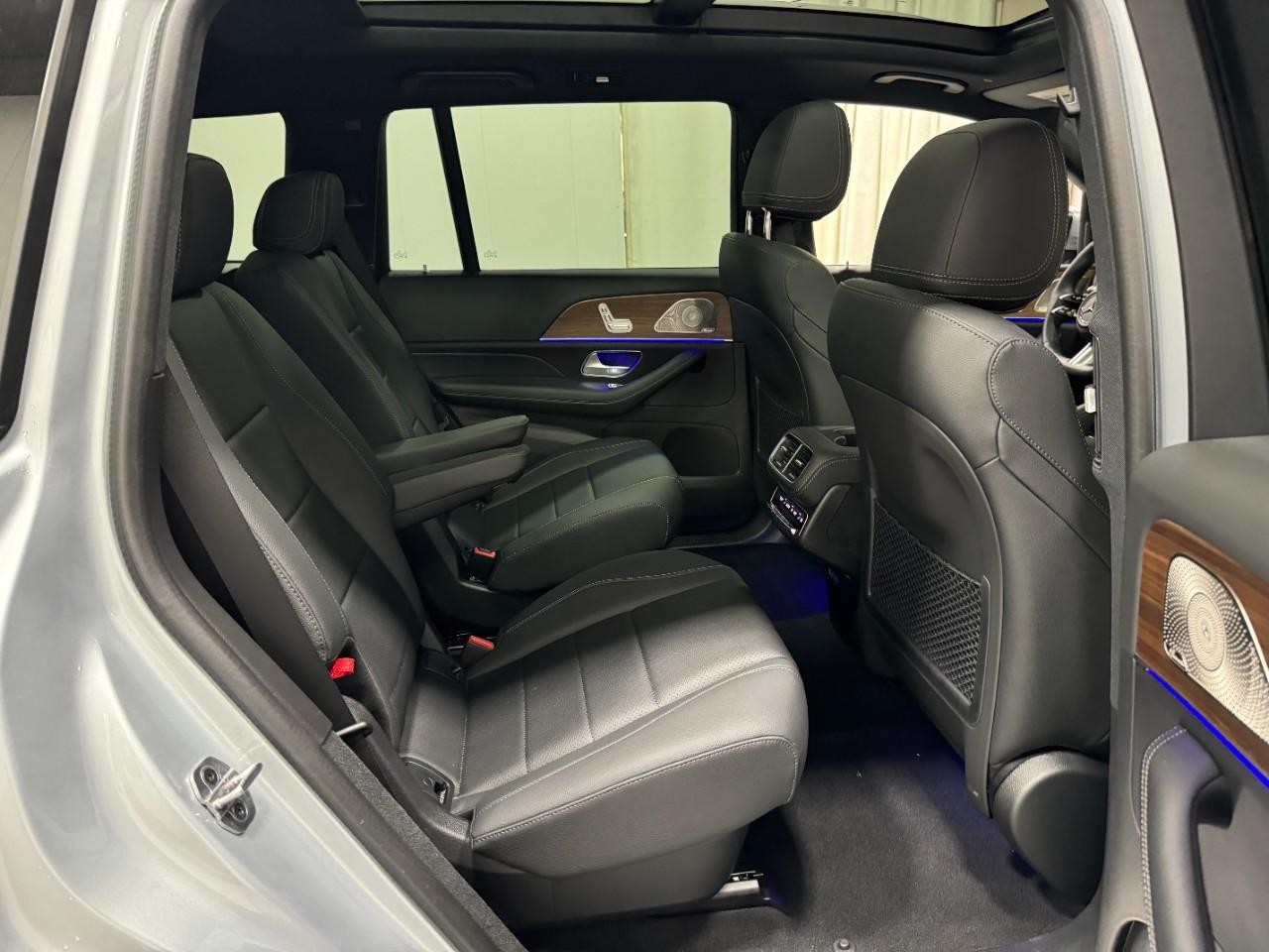 Mercedes-Benz GLS Vehicle Full-screen Gallery Image 12