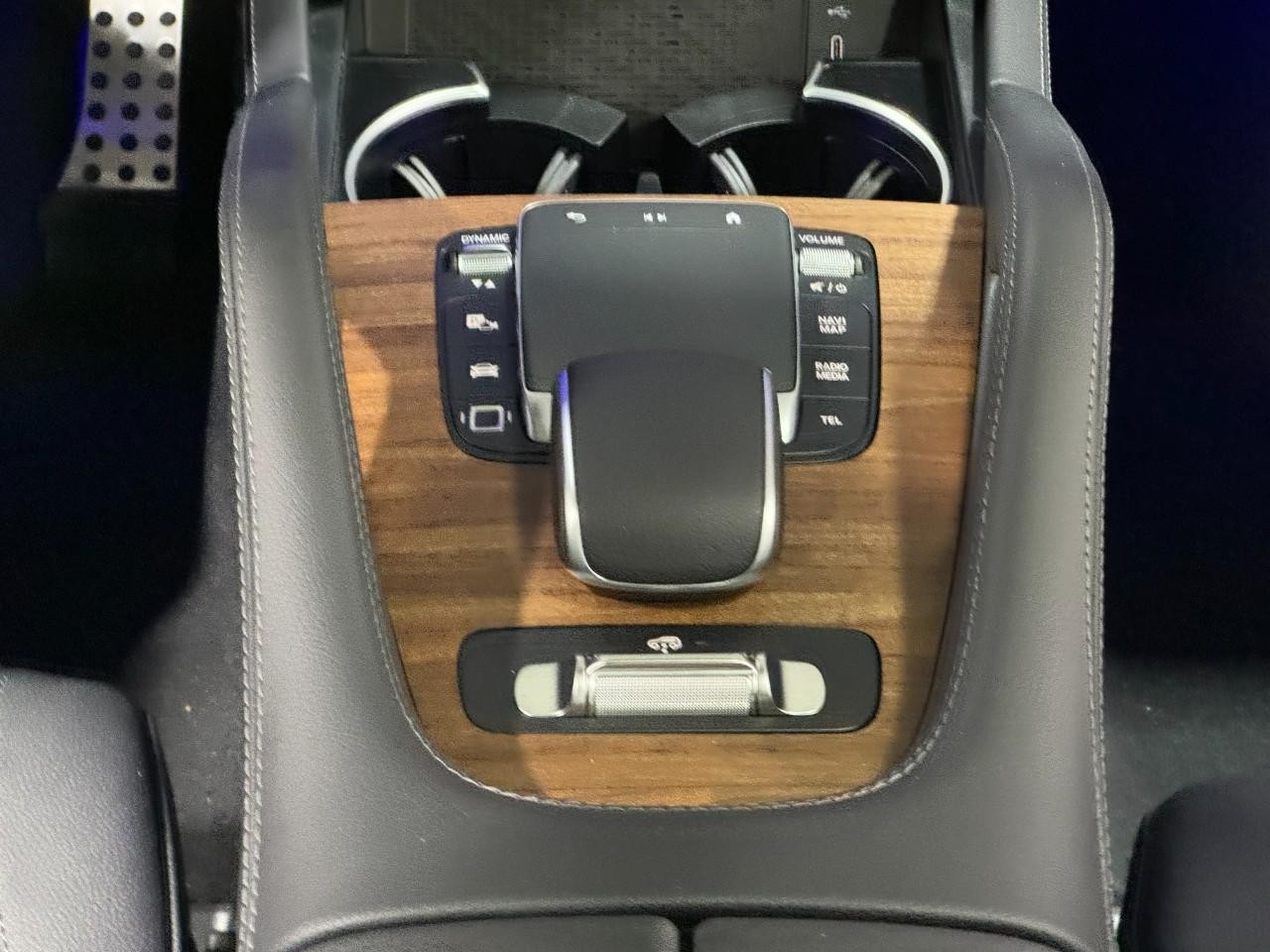 Mercedes-Benz GLS Vehicle Full-screen Gallery Image 19