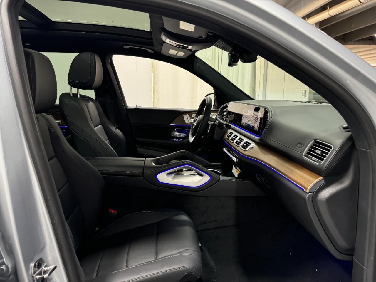 Mercedes-Benz GLS Vehicle Full-screen Gallery Image 21