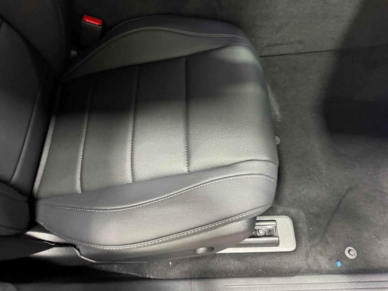 Mercedes-Benz GLS Vehicle Full-screen Gallery Image 22