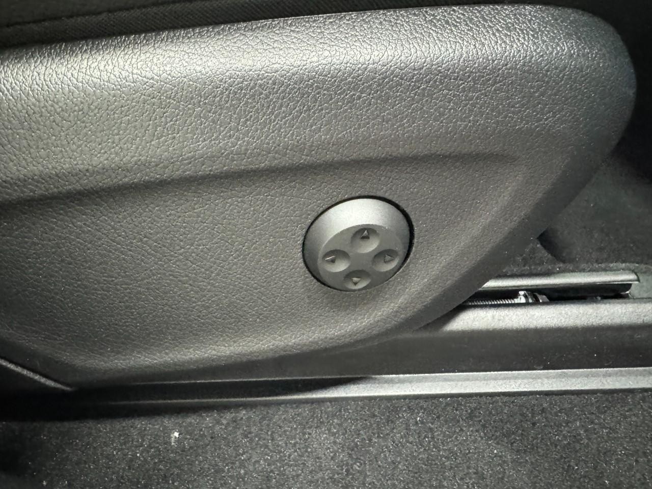 Mercedes-Benz GLS Vehicle Full-screen Gallery Image 23