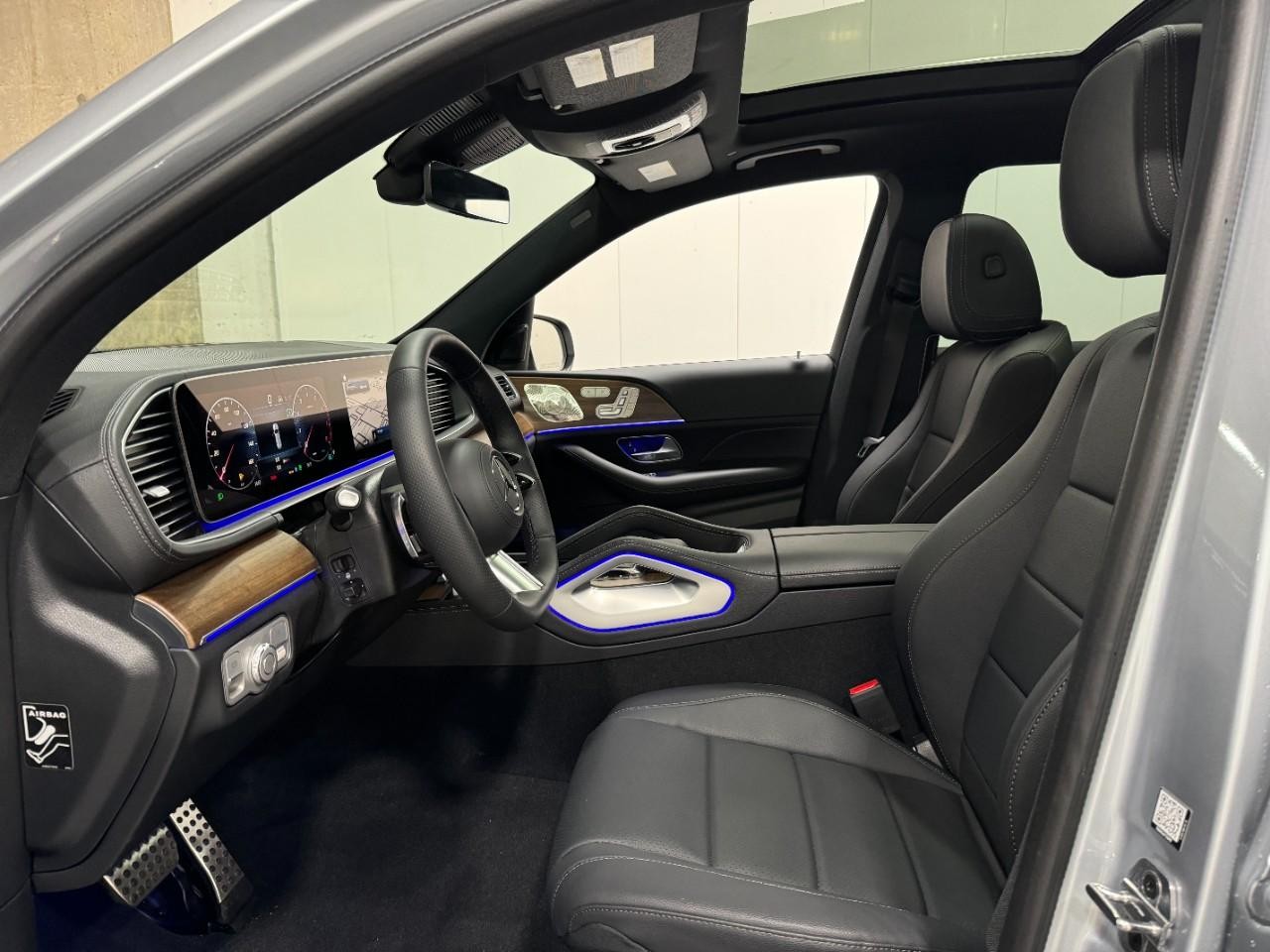 Mercedes-Benz GLS Vehicle Full-screen Gallery Image 32