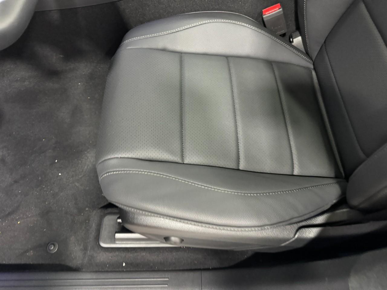 Mercedes-Benz GLS Vehicle Full-screen Gallery Image 33