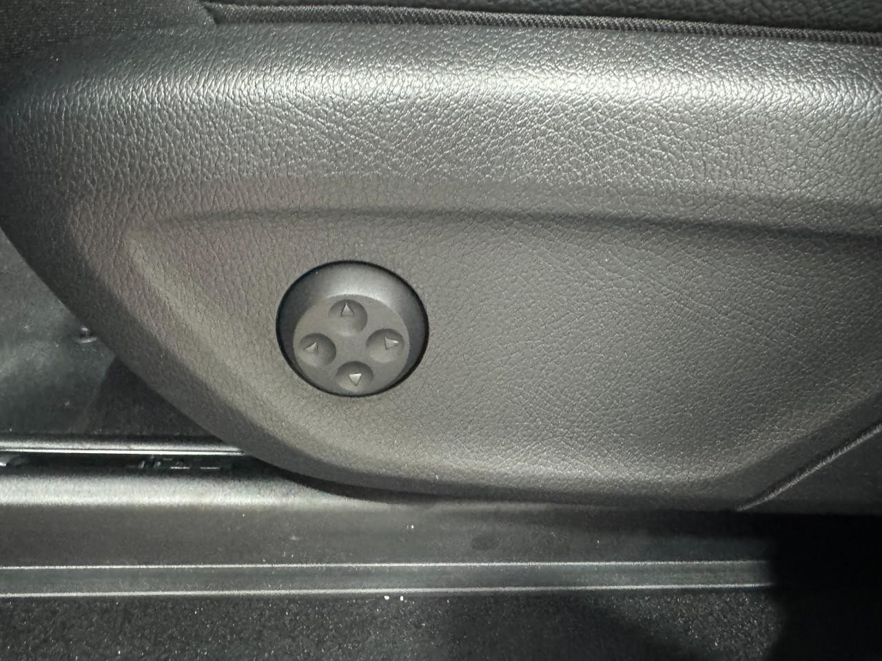 Mercedes-Benz GLS Vehicle Full-screen Gallery Image 34