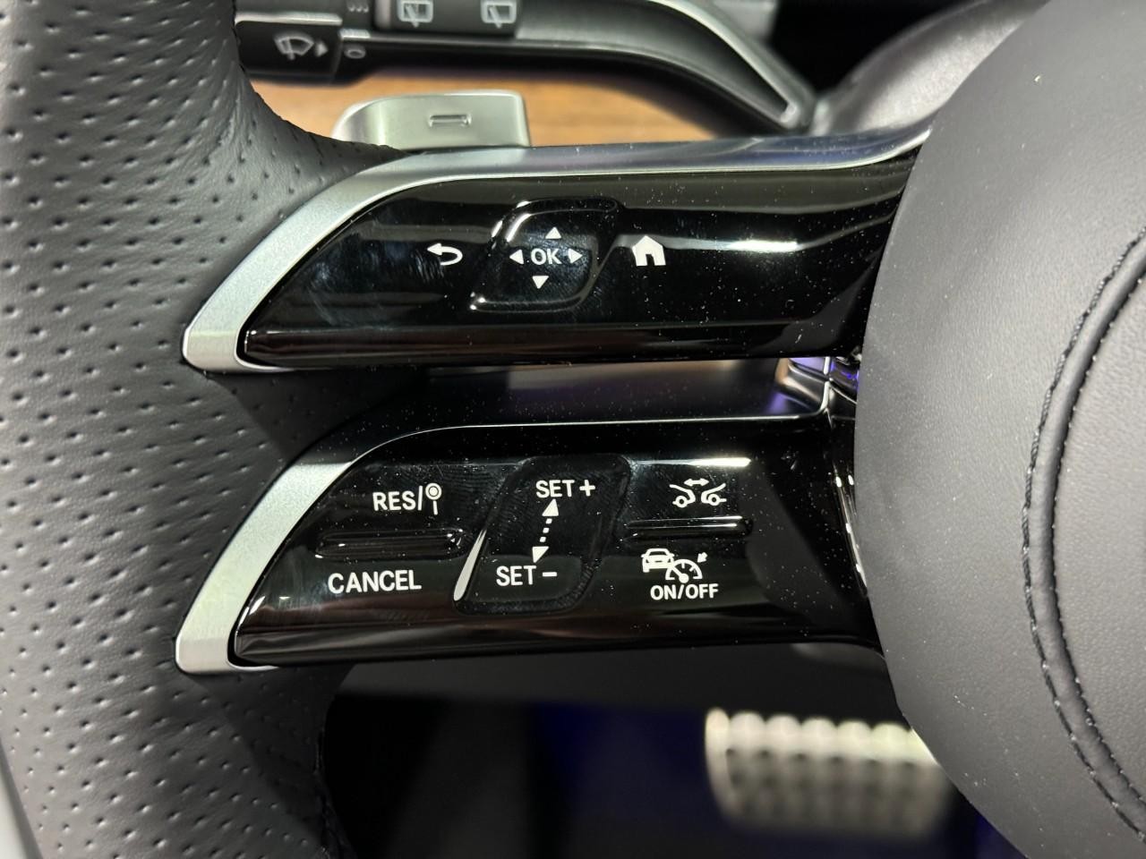 Mercedes-Benz GLS Vehicle Full-screen Gallery Image 36