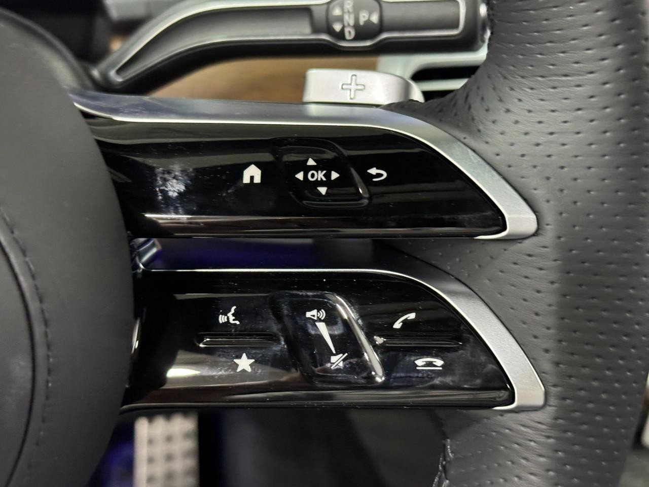 Mercedes-Benz GLS Vehicle Full-screen Gallery Image 37