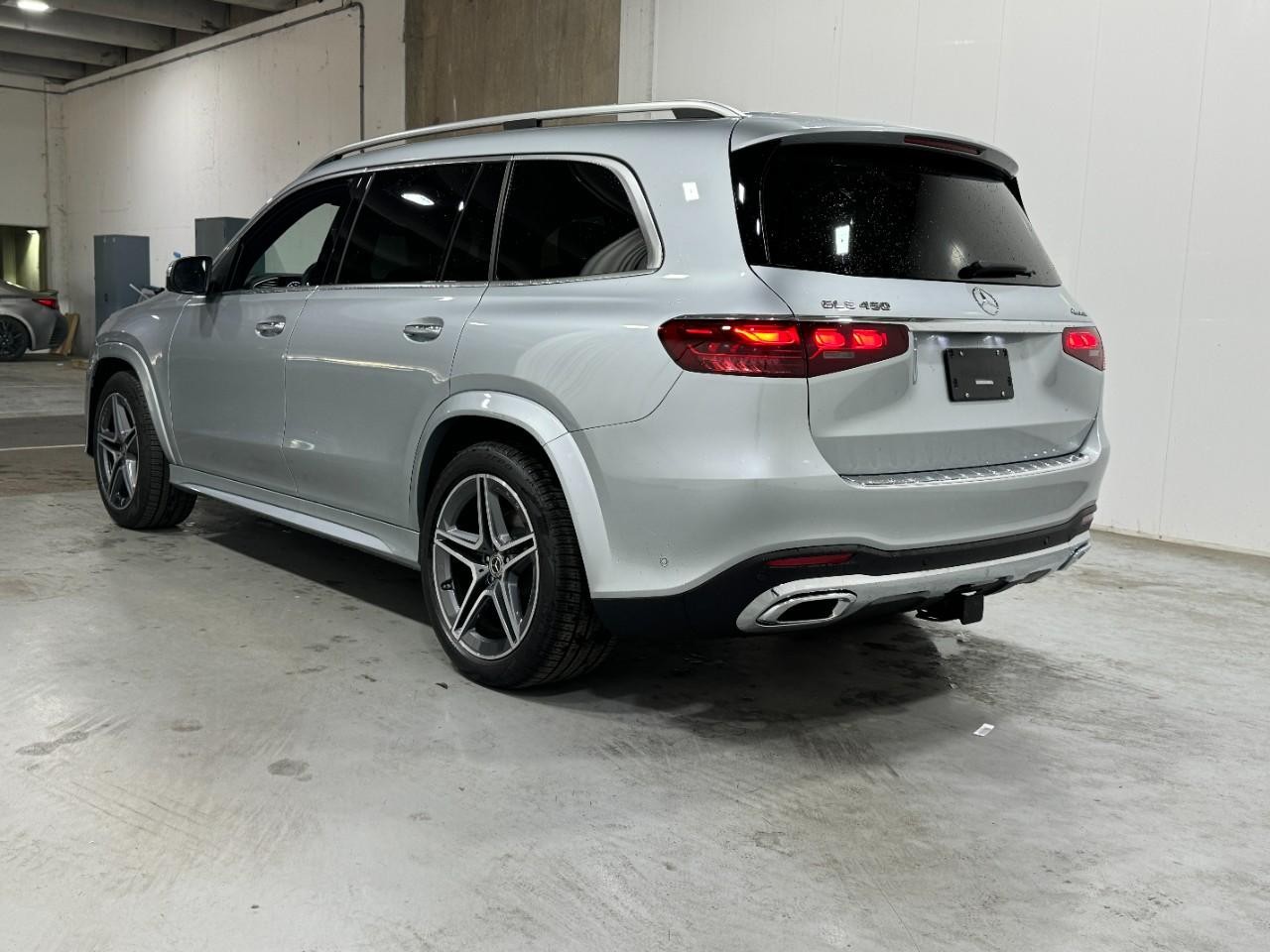 Mercedes-Benz GLS Vehicle Full-screen Gallery Image 3