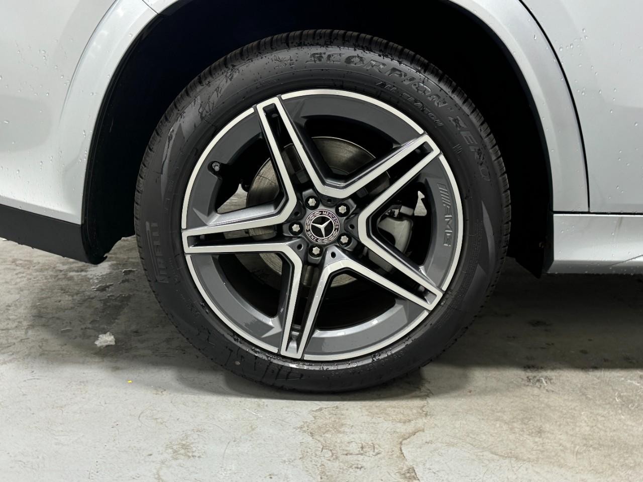 Mercedes-Benz GLS Vehicle Full-screen Gallery Image 5