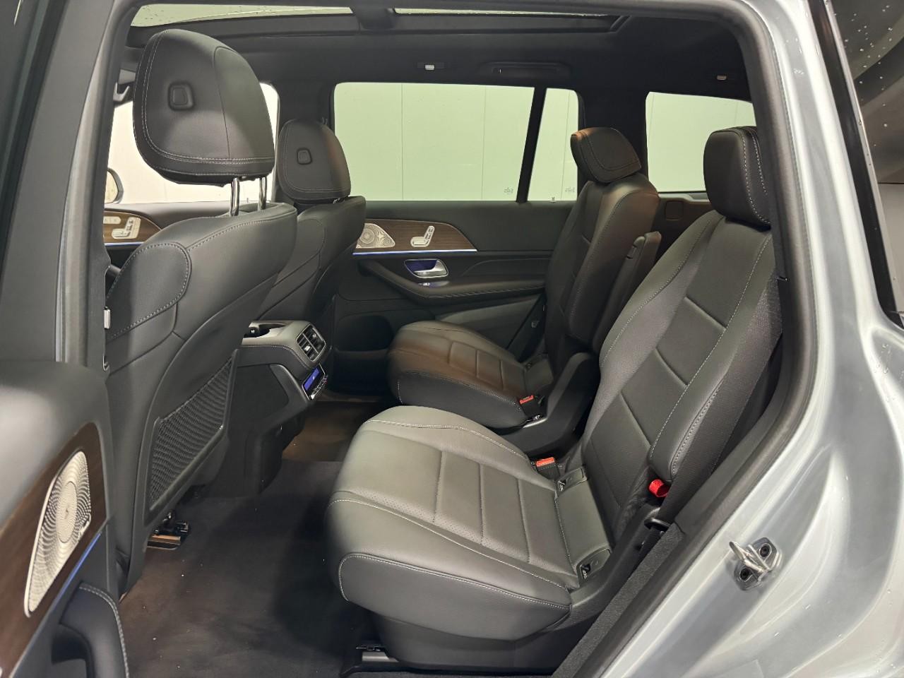 Mercedes-Benz GLS Vehicle Full-screen Gallery Image 9