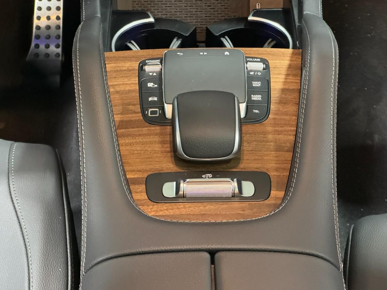 Mercedes-Benz GLS Vehicle Full-screen Gallery Image 19