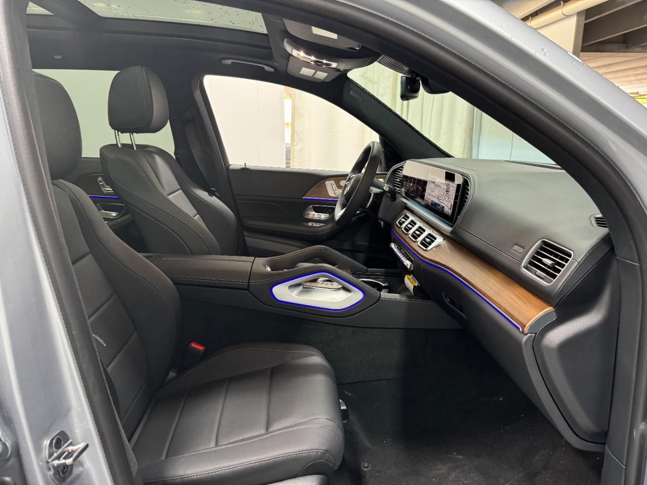 Mercedes-Benz GLS Vehicle Full-screen Gallery Image 21