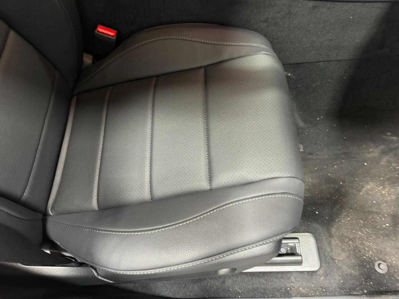 Mercedes-Benz GLS Vehicle Full-screen Gallery Image 22