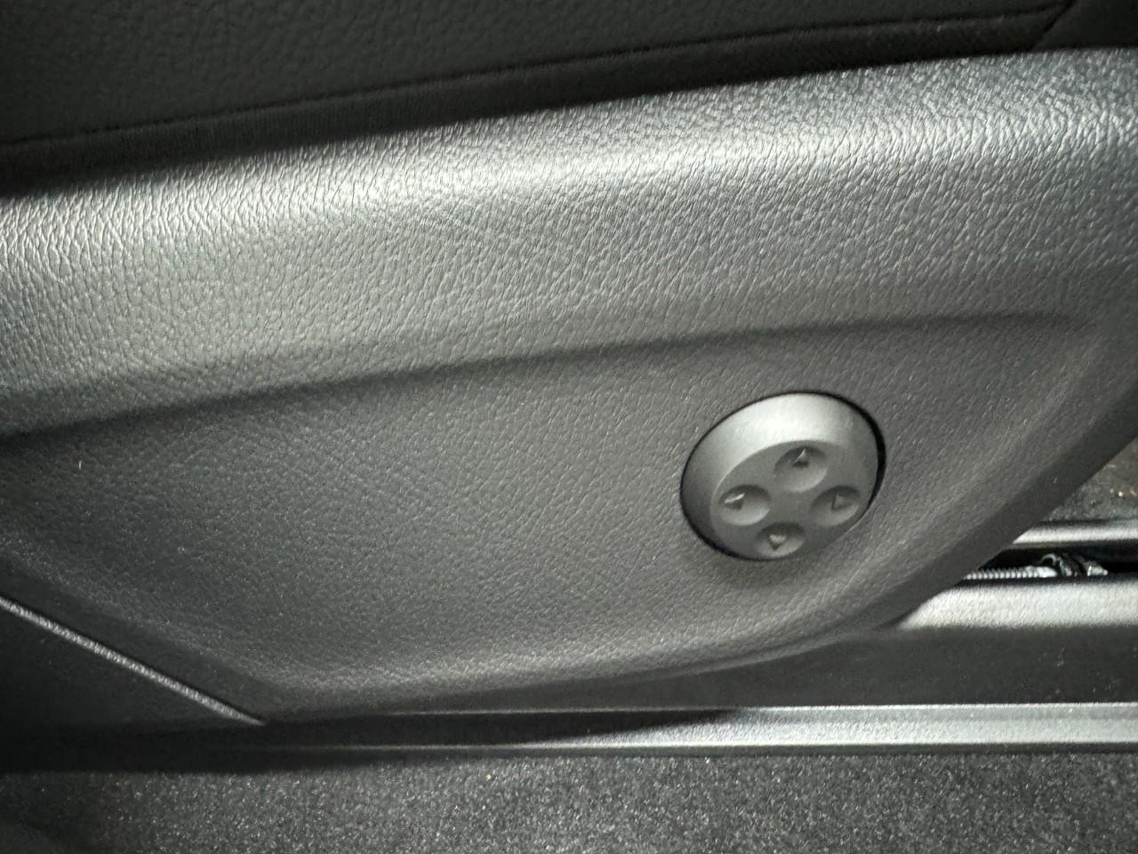 Mercedes-Benz GLS Vehicle Full-screen Gallery Image 23