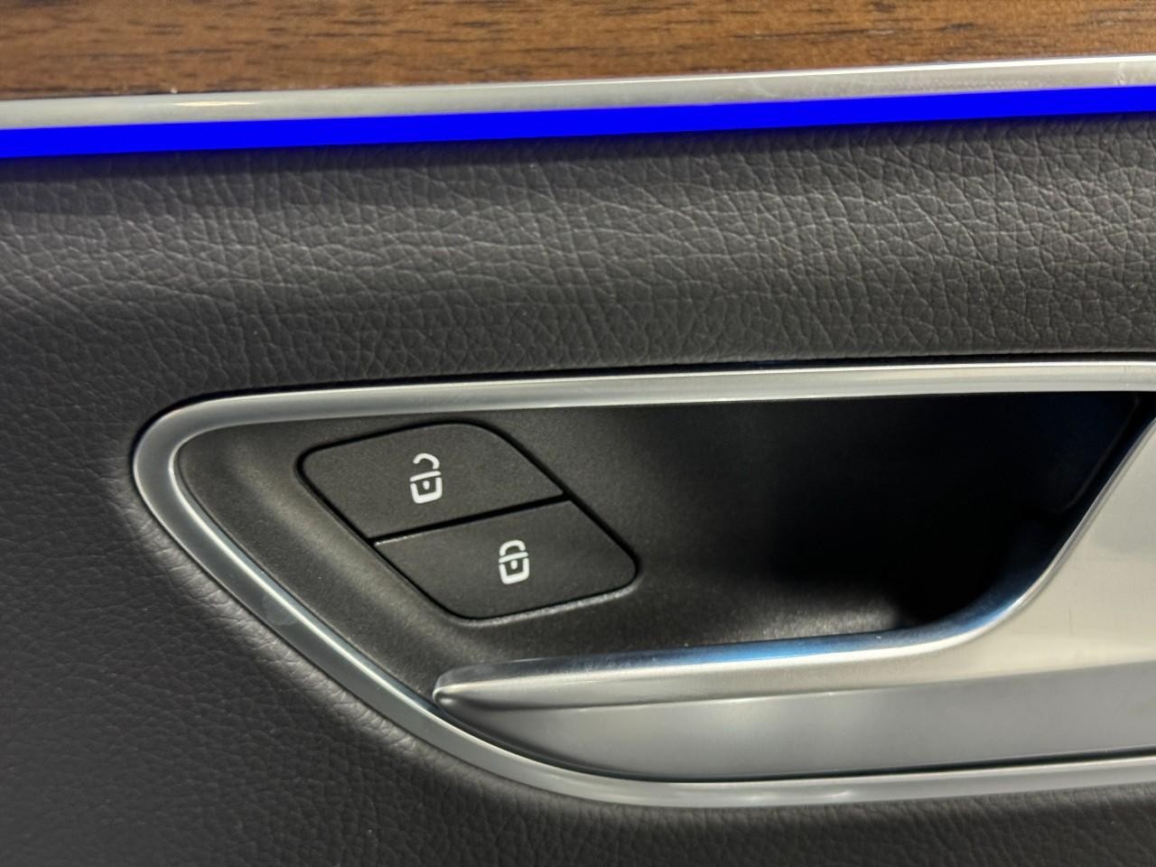 Mercedes-Benz GLS Vehicle Full-screen Gallery Image 25