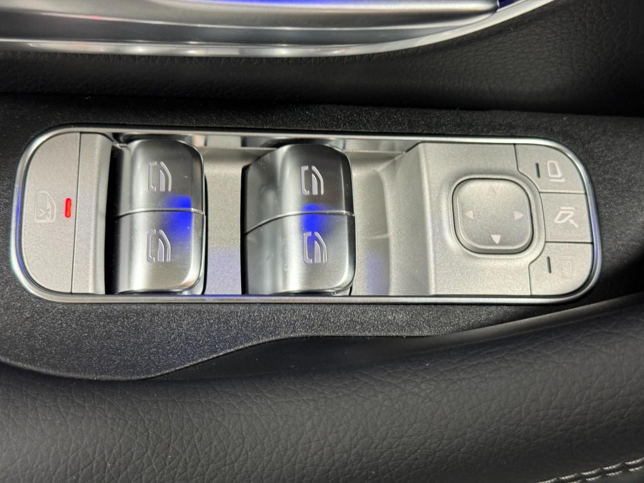 Mercedes-Benz GLS Vehicle Full-screen Gallery Image 30