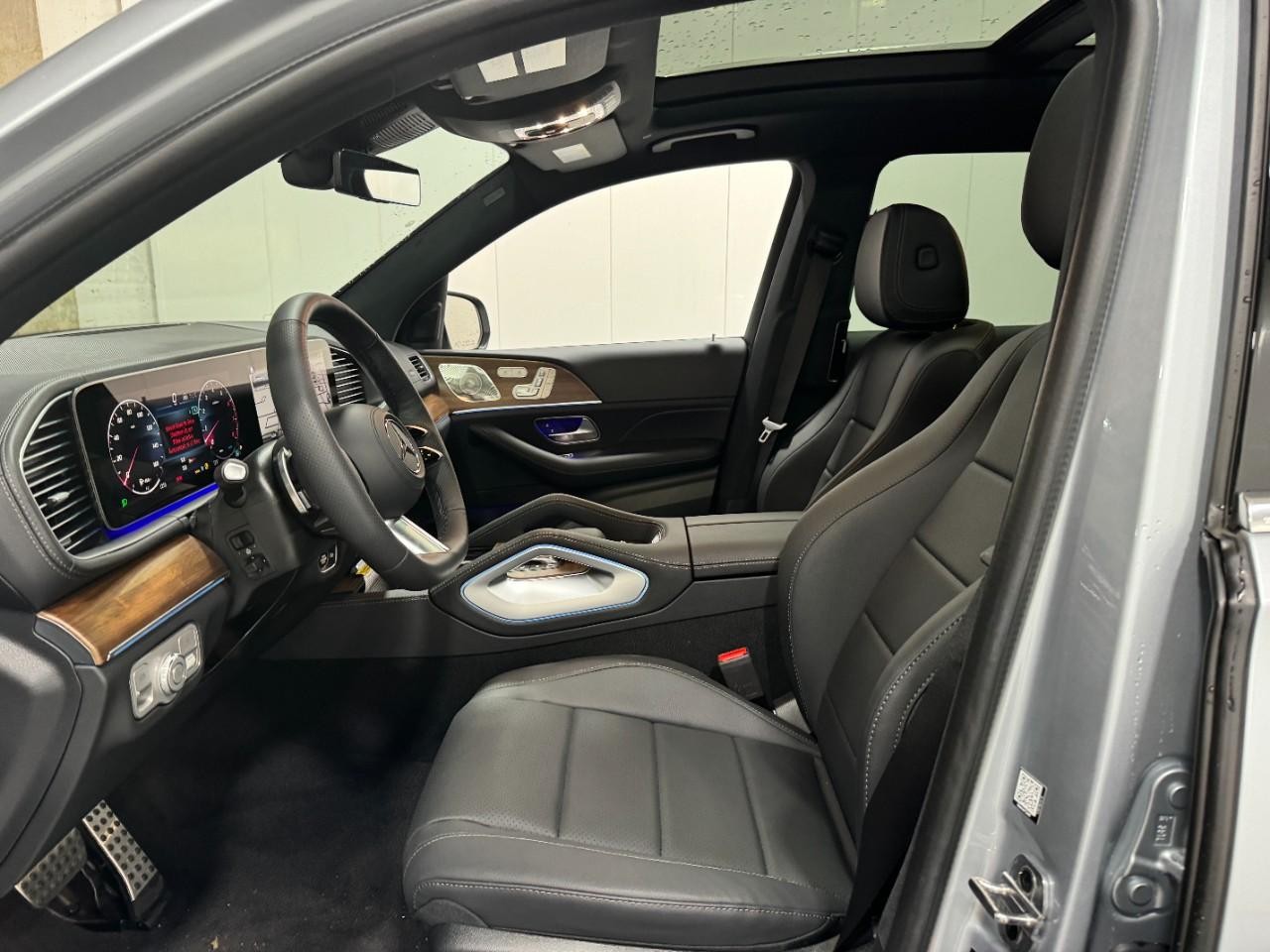 Mercedes-Benz GLS Vehicle Full-screen Gallery Image 32