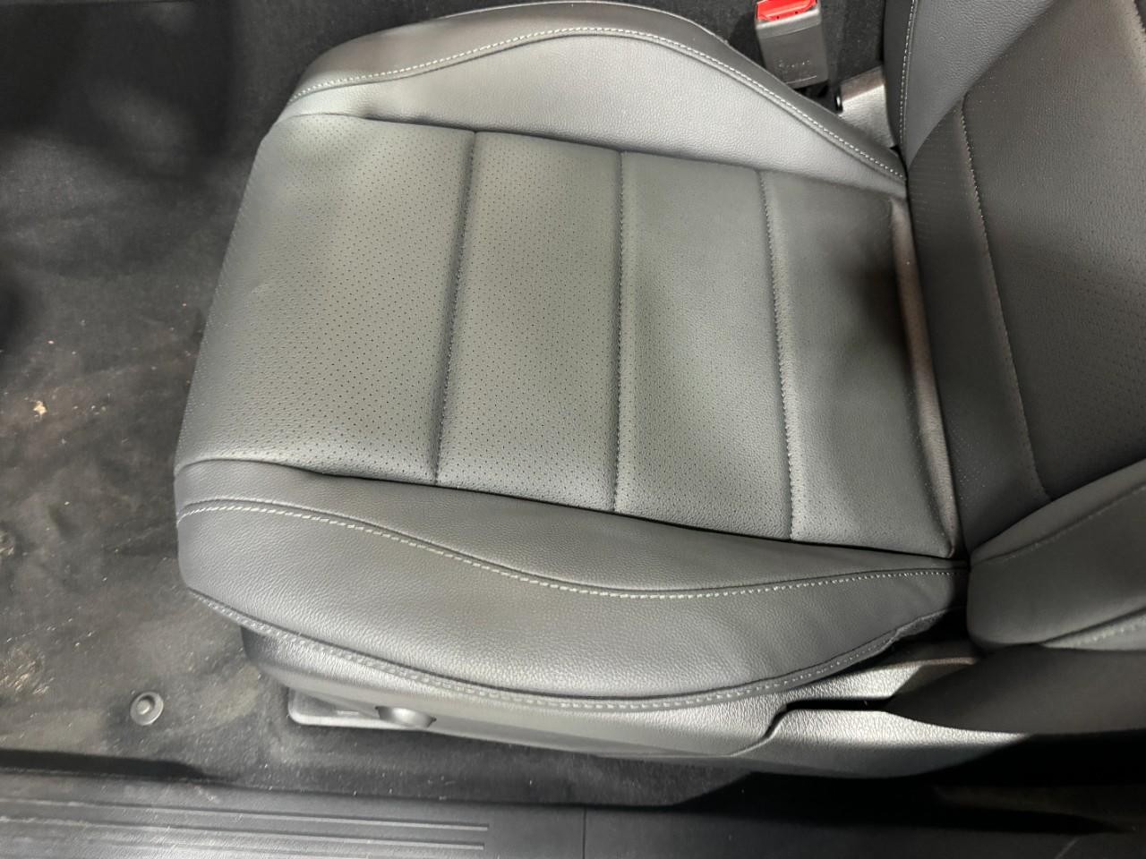 Mercedes-Benz GLS Vehicle Full-screen Gallery Image 33