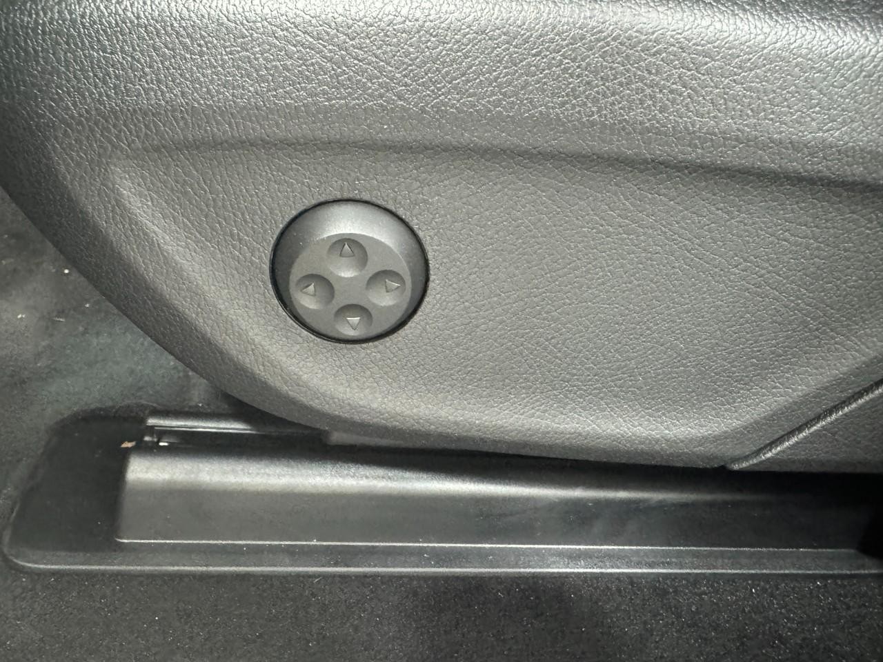 Mercedes-Benz GLS Vehicle Full-screen Gallery Image 34