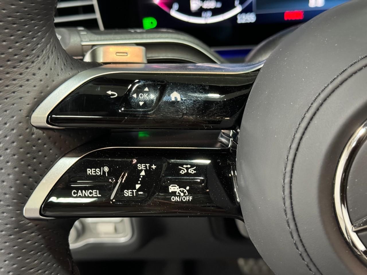 Mercedes-Benz GLS Vehicle Full-screen Gallery Image 36