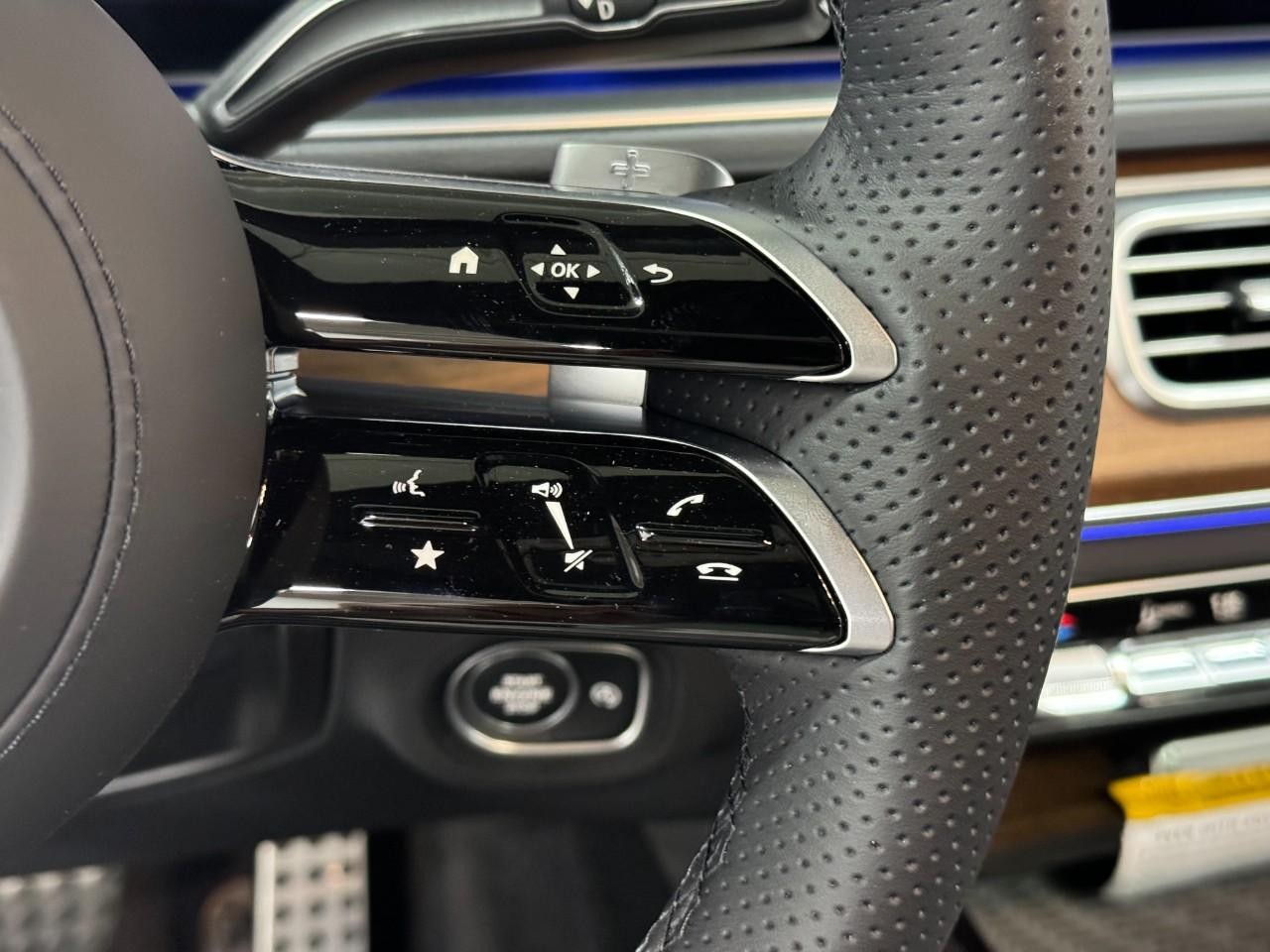 Mercedes-Benz GLS Vehicle Full-screen Gallery Image 37