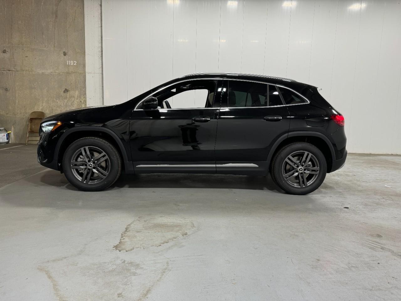 Mercedes-Benz GLA Vehicle Full-screen Gallery Image 2