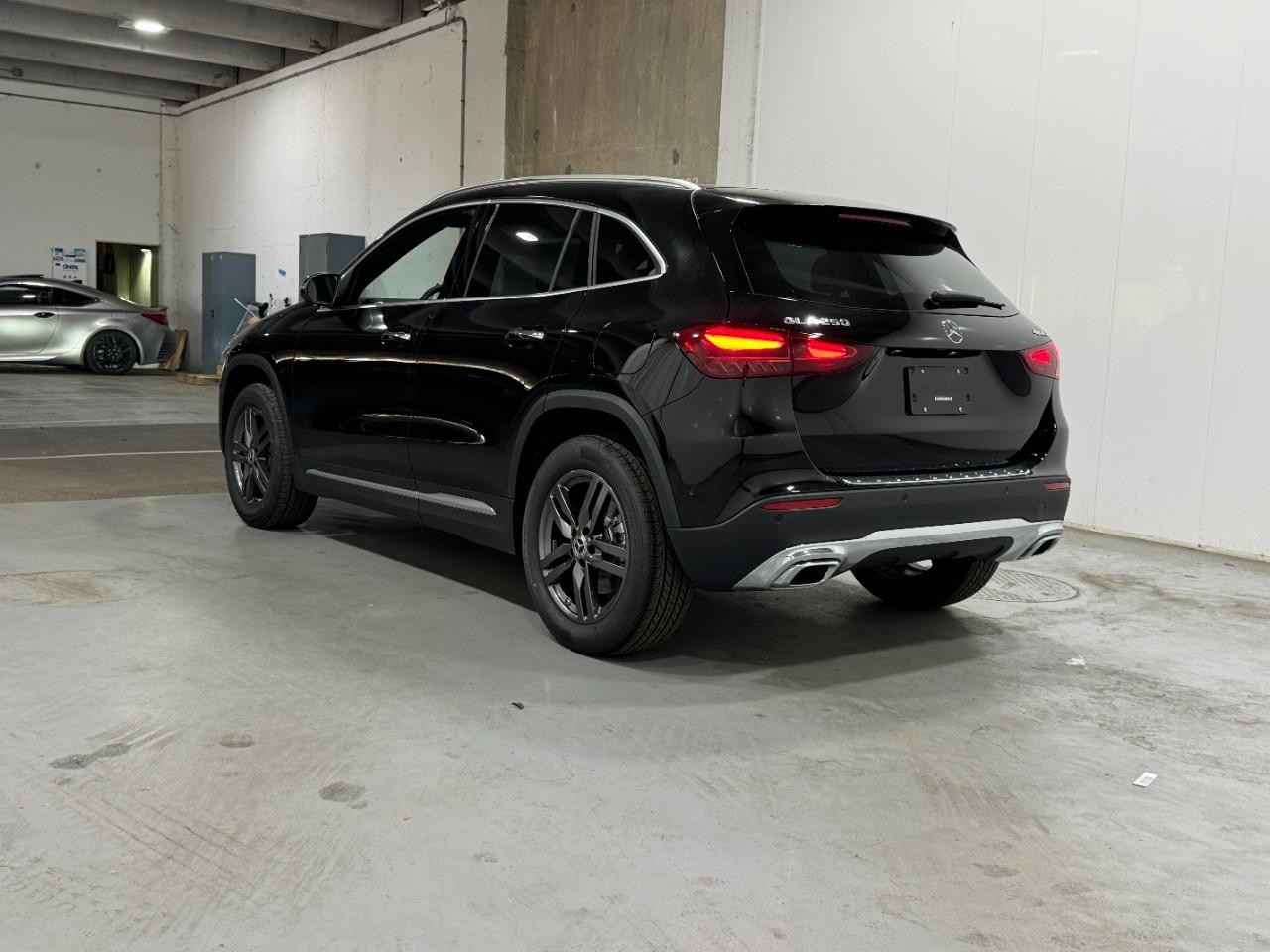 Mercedes-Benz GLA Vehicle Full-screen Gallery Image 3