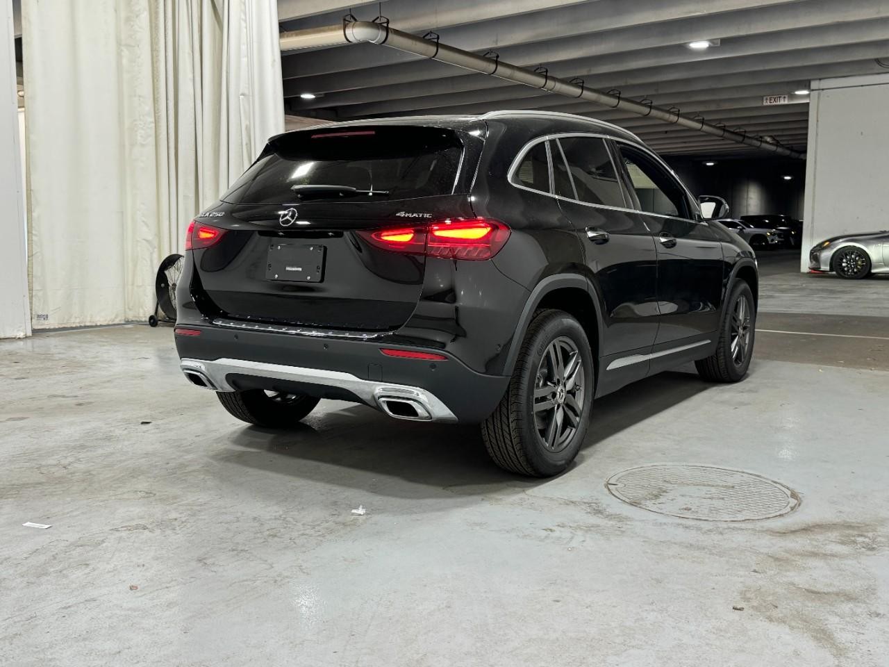 Mercedes-Benz GLA Vehicle Full-screen Gallery Image 4