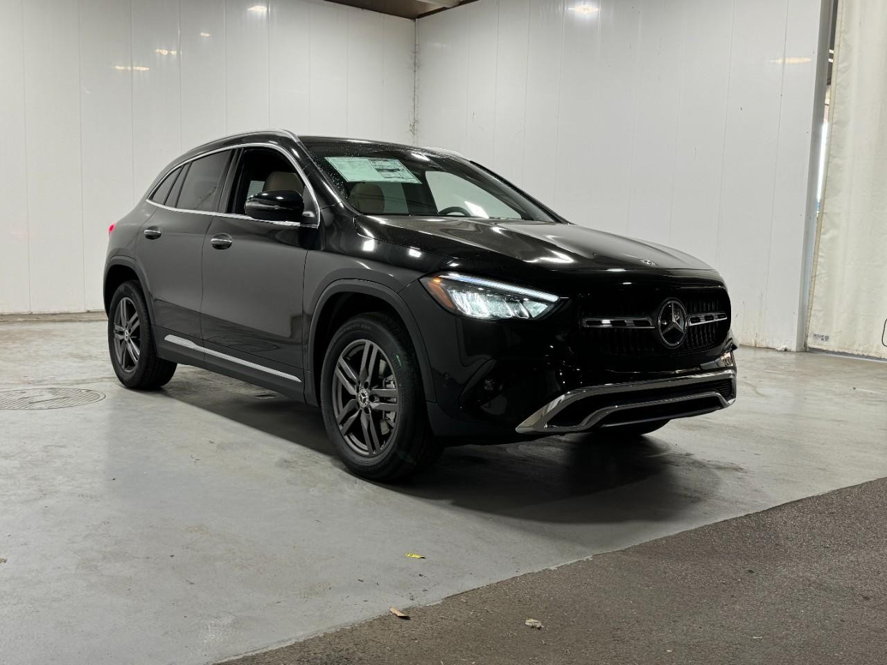 Mercedes-Benz GLA Vehicle Full-screen Gallery Image 6