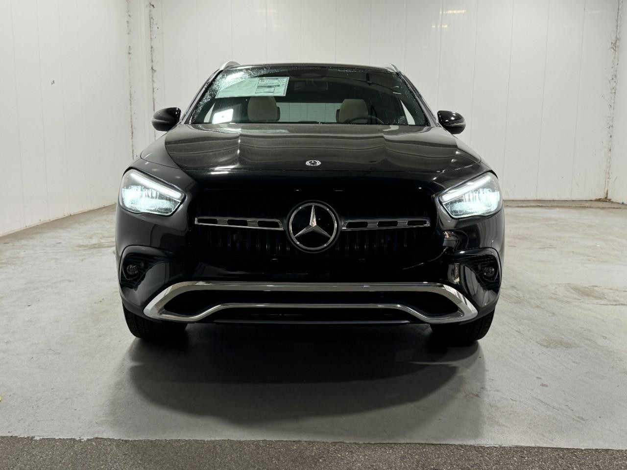 Mercedes-Benz GLA Vehicle Full-screen Gallery Image 7