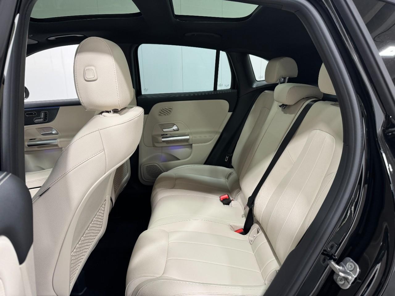 Mercedes-Benz GLA Vehicle Full-screen Gallery Image 8