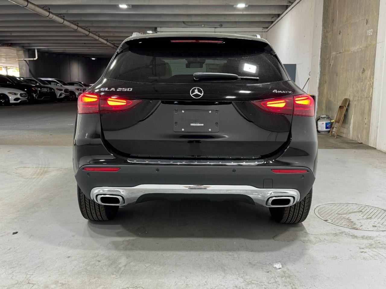 Mercedes-Benz GLA Vehicle Full-screen Gallery Image 9