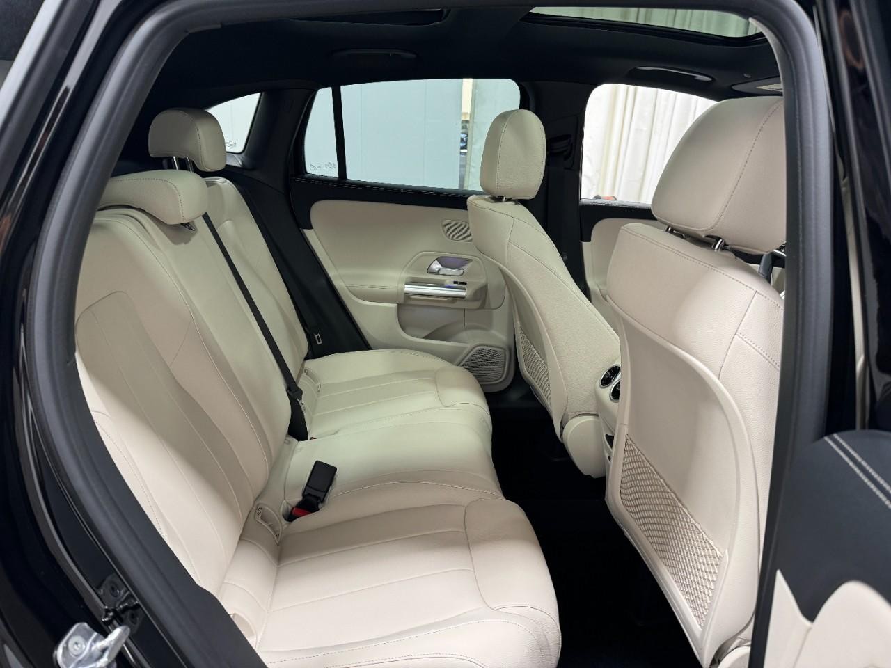 Mercedes-Benz GLA Vehicle Full-screen Gallery Image 10