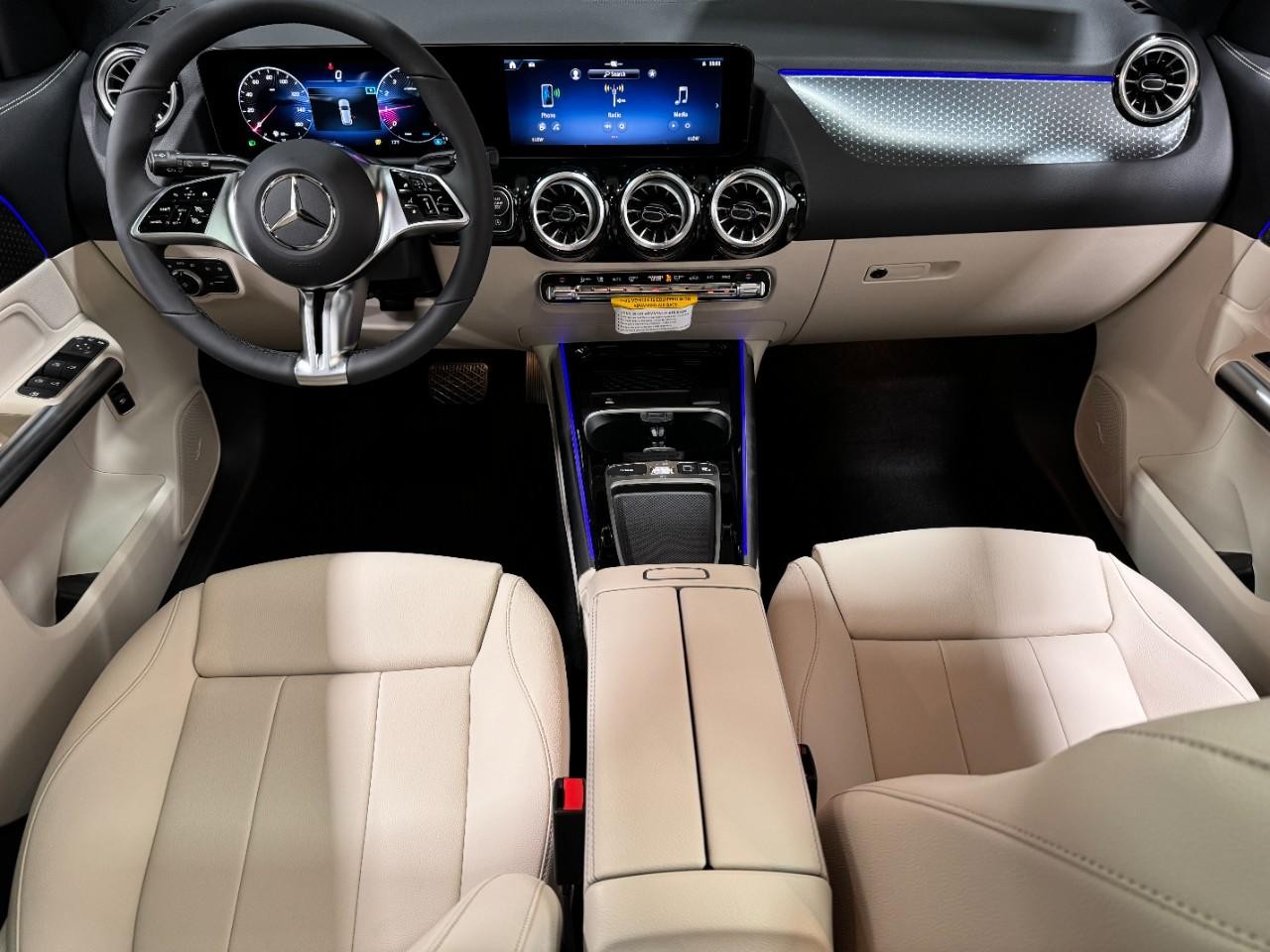 Mercedes-Benz GLA Vehicle Full-screen Gallery Image 12