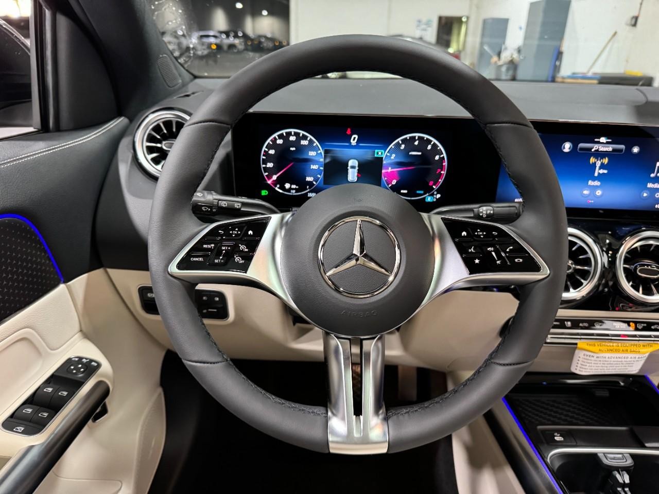 Mercedes-Benz GLA Vehicle Full-screen Gallery Image 13