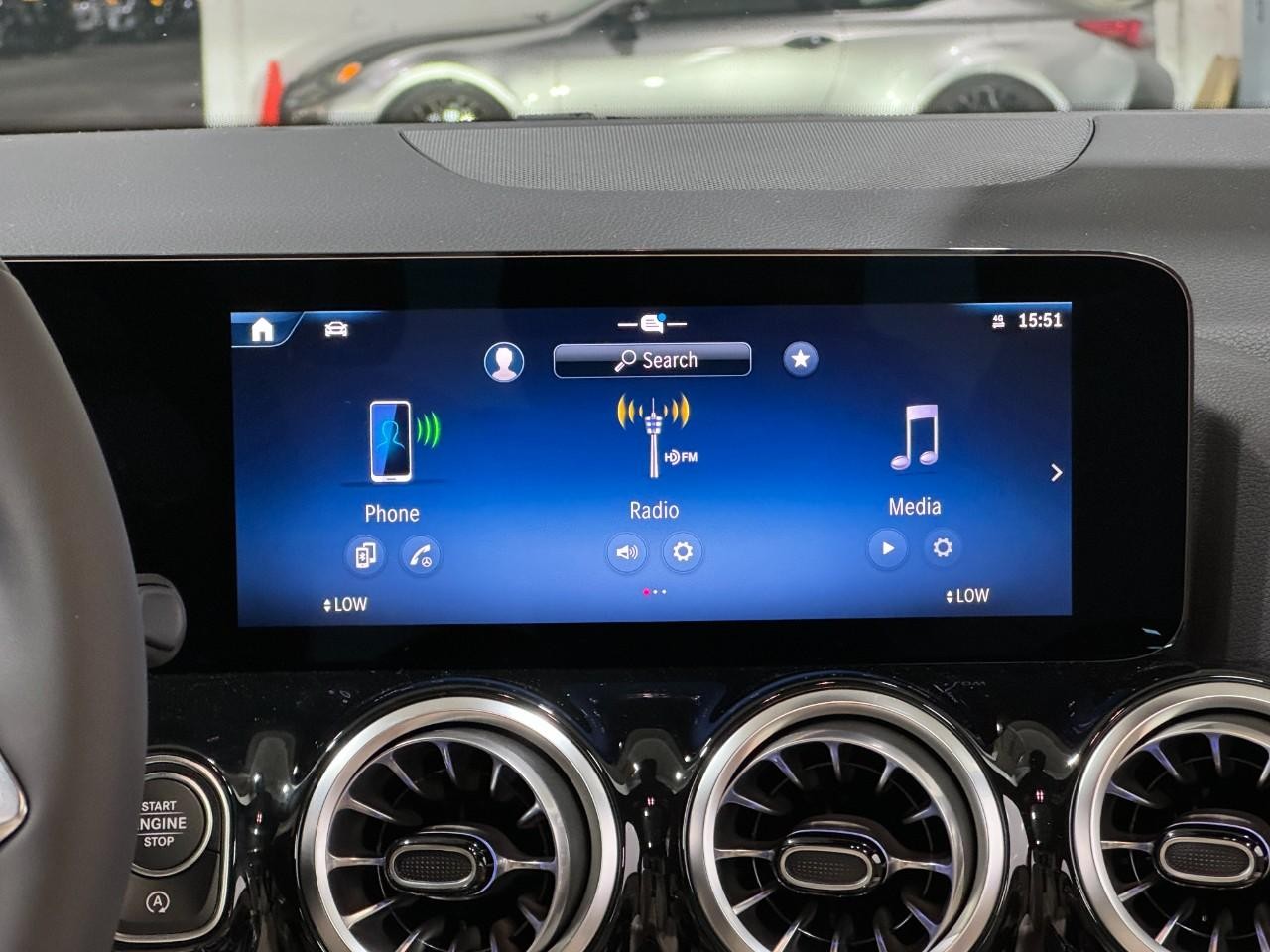 Mercedes-Benz GLA Vehicle Full-screen Gallery Image 14