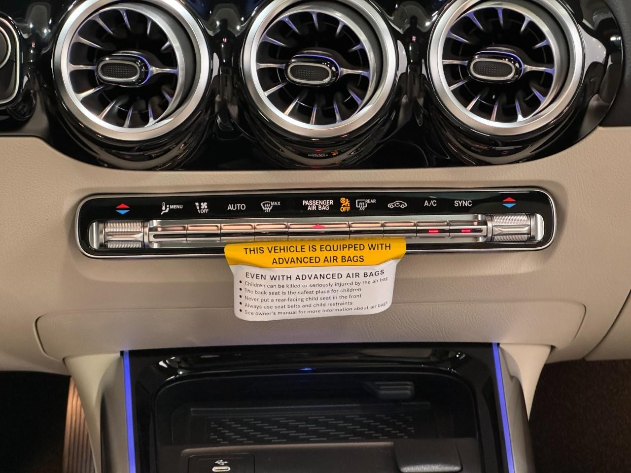 Mercedes-Benz GLA Vehicle Full-screen Gallery Image 15