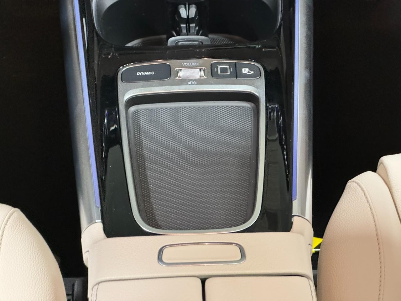 Mercedes-Benz GLA Vehicle Full-screen Gallery Image 16